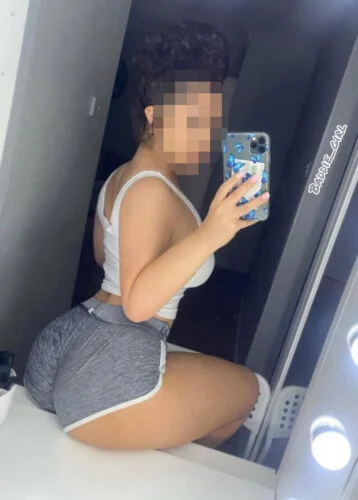 Travesti Kumsalin Dolgun Dudakları